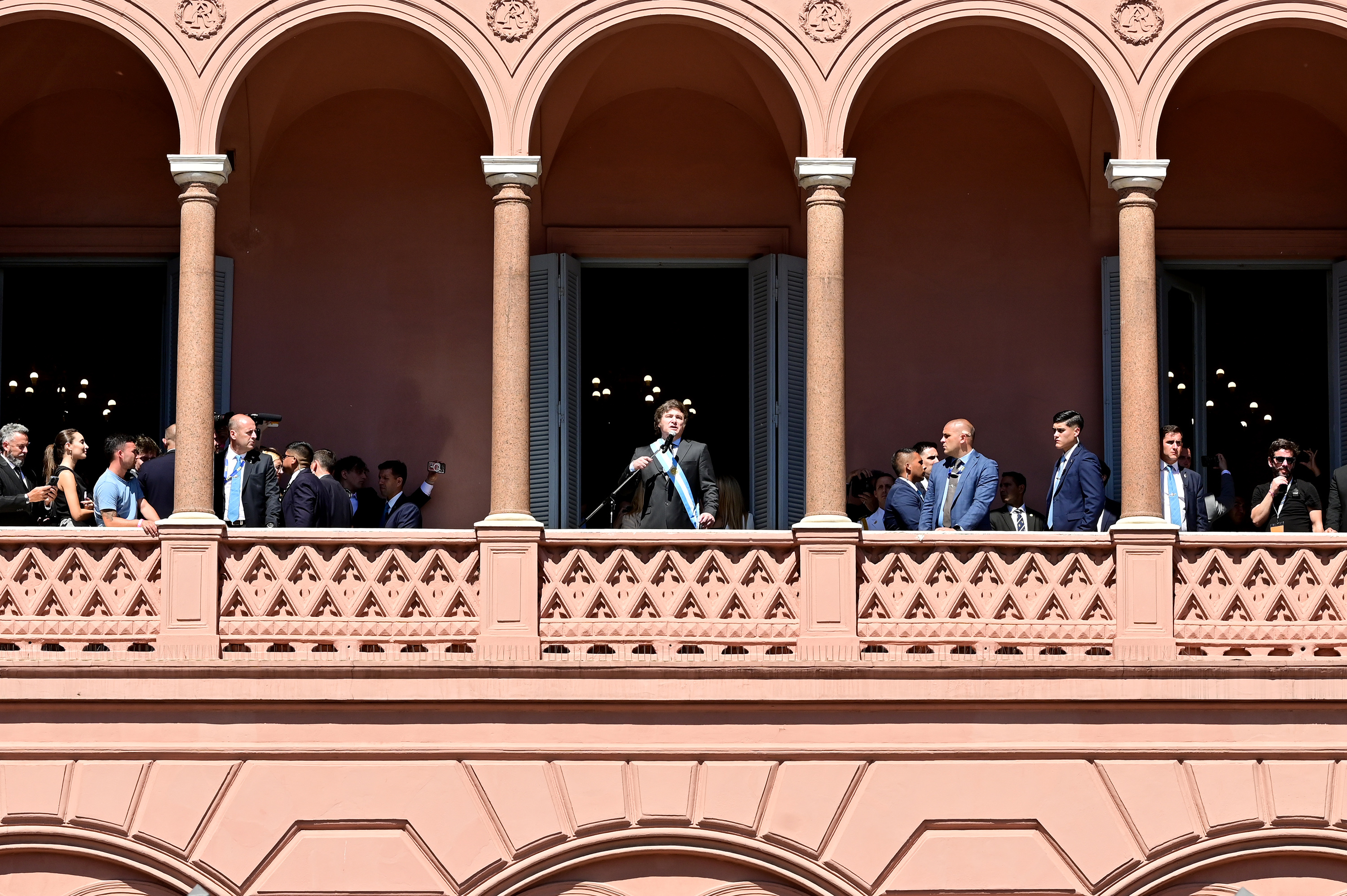 El presidente argentino, Javier Milei, desde un balcon de la Casa Rosada