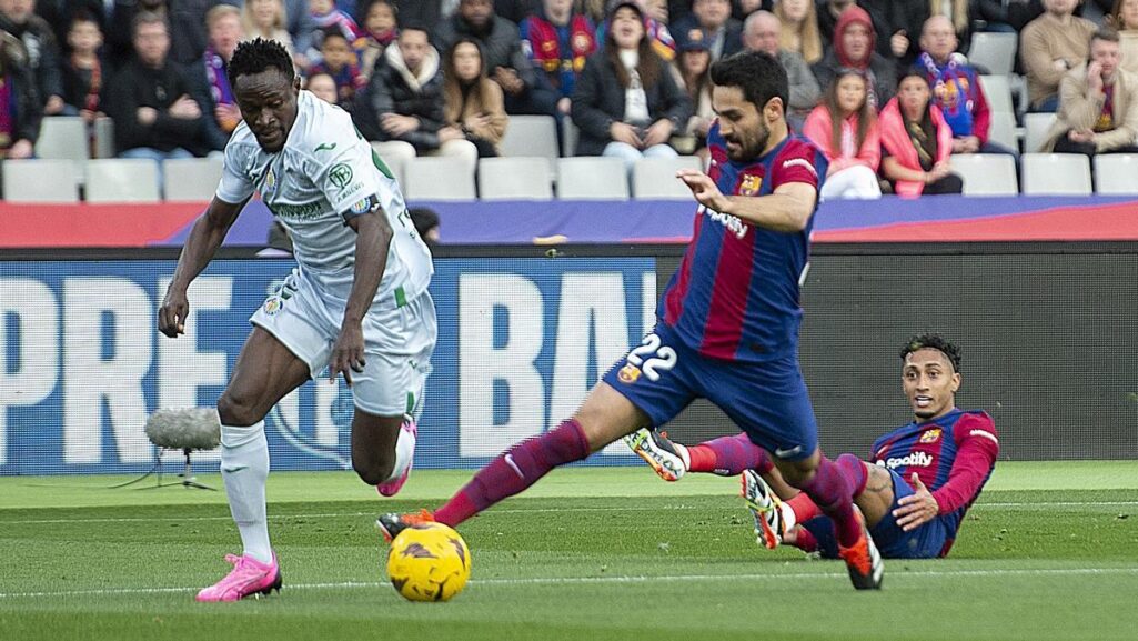 Gundogan recupera un balon ante Djene durante el partido Barça-Getafe.