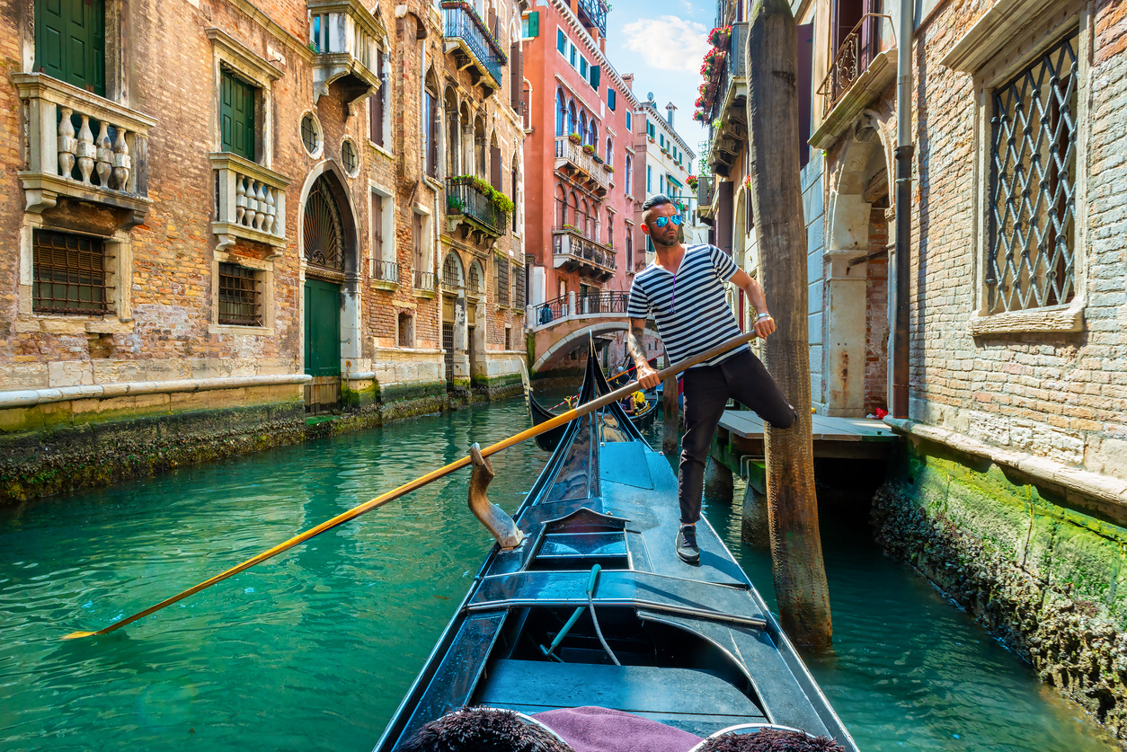 Gondolero en los canales de Venecia.