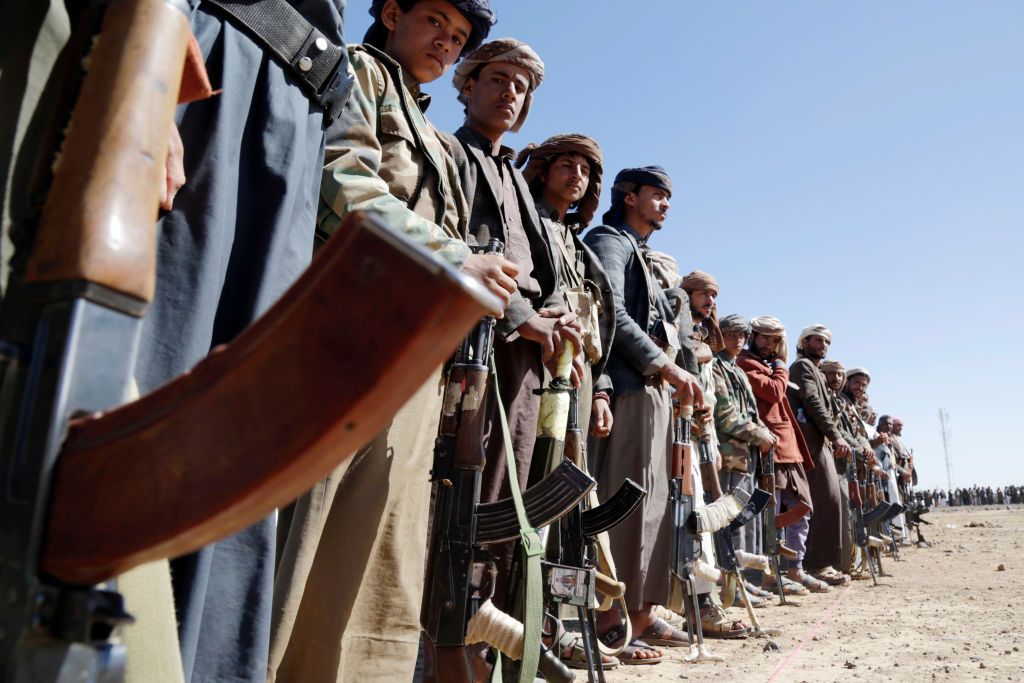 Seguidores huties protestan para condenar los ataques aereos de Estados Unidos.