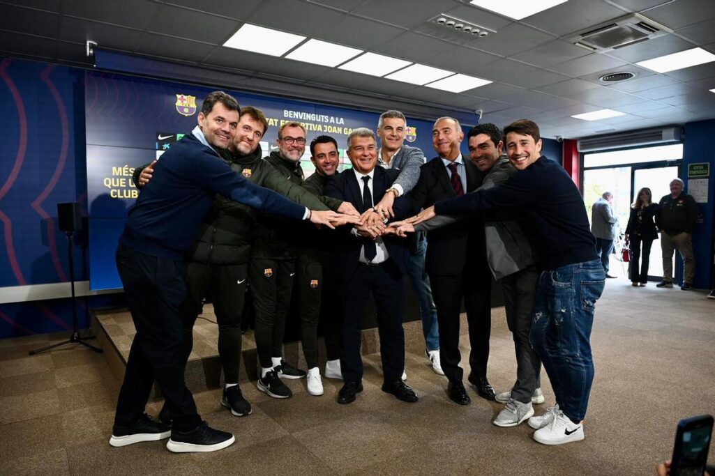 Joan Soler, directivo, Sergio Alegre, tercer entrenador, Óscar Hernandez, segundo entrenador, Xavi, Laporta, Masip, miembro de la comision deportiva, Yuste, vicepresidente deportivo, y Bojan, de la comision deportiva, en Sant Joan Despi.