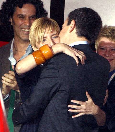 El presidente del Gobierno, Jose Luis Rodriguez Zapatero, abraza a su esposa, Sonsoles Espinosa, para celebrar la victoria del partido en el año 2004.