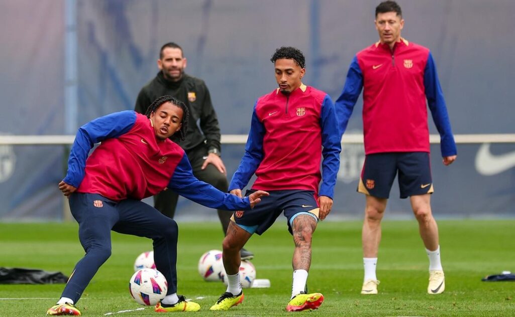 Kounde, Raphinha y Lewandowski, en un rondo.