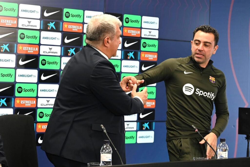 Laporta se despide de Xavi tras concluir la rueda de prensa en la que se anuncio la continuidad del tecnico.