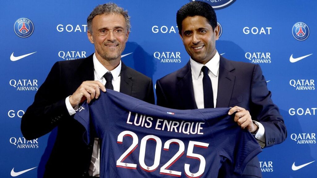 Luis Enrique y Nasser Al-Khealïfi, el presidente del PSG, en la presentacion del entrenador el 7 de mayo de 2023.