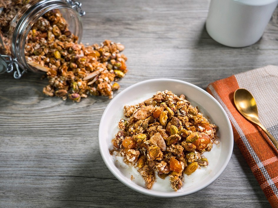 Si tu madre es más de cereales, nada mejor que esta deliciosa granola casera para un desayuno muy especial. Puedes prepararla con los ingredientes que más te gusten a partir de una base de avena y a la que iremos añadiendo frutos secos. Toma nota de la receta y haz en cantidad para que quede algo para ti.