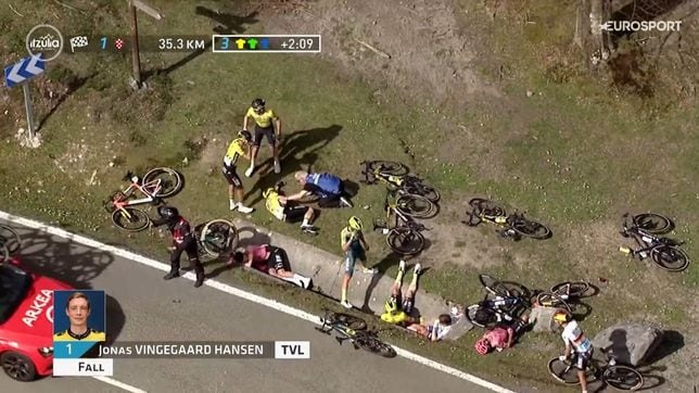 La Vuelta al Pais Vasco dejo este jueves una de las imagenes mas terrorificas de los ultimos tiempos del ciclismo, la de la brutal caida multiple de la cuarta etapa de la Itzulia 2024 que afecto a ciclistas de primera linea como Primoz Roglic, Remco Evenepoel, Quinten Hermans y Jonas Vingegaard y obligo a detener la prueba.