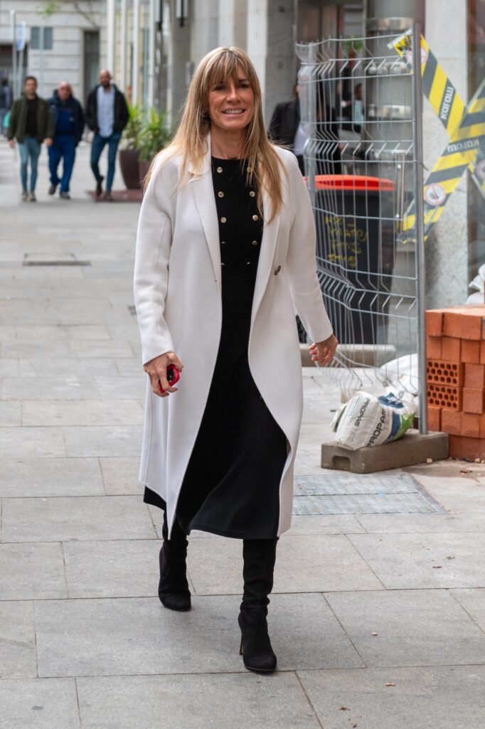 Begoña Gomez a su llegada al teatro para ver