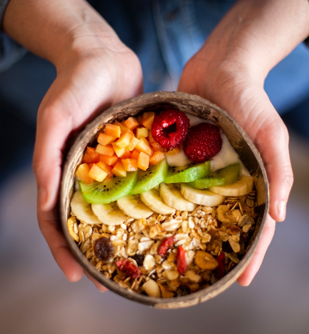 Bowl con avena, yogur y fruta de temporada