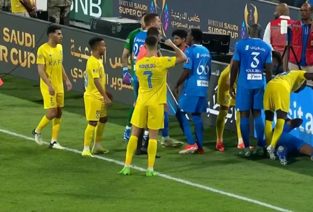 Cristiano amaga con pegar un puñetazo al arbitro.