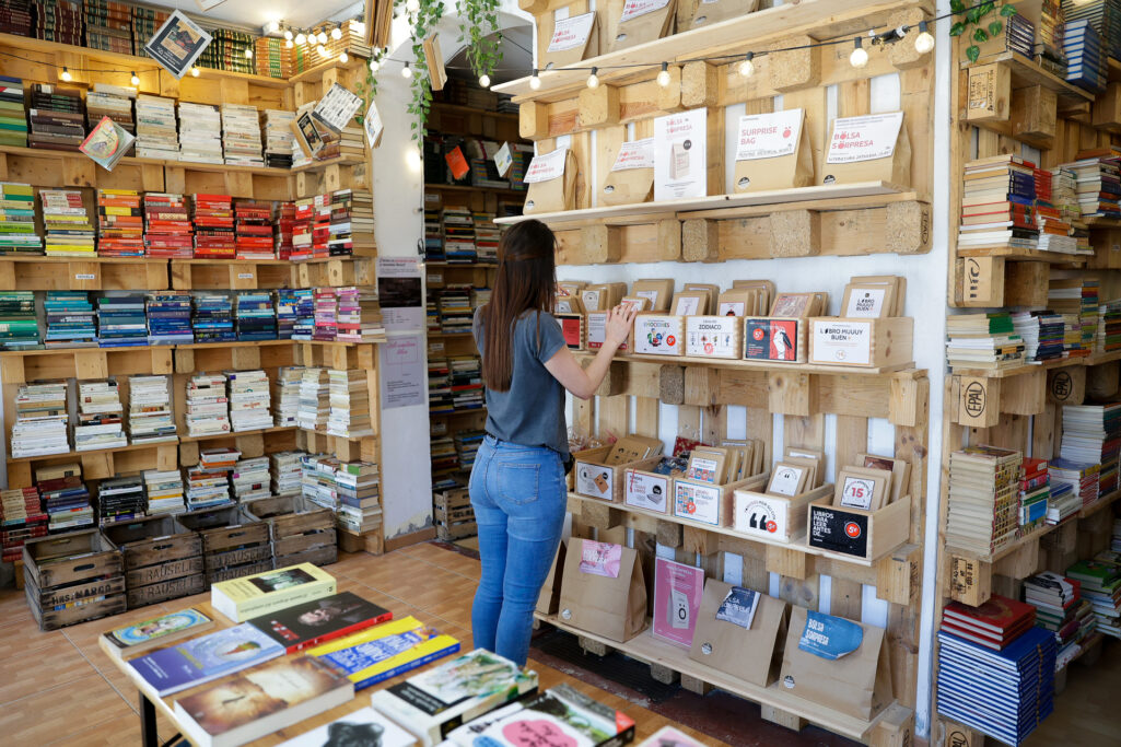 fotografo: Jose Gonzalez Perez [[[PREVISIONES 20M]]] tema: Entrevista a una librera (es un repor por el dia del Libro)