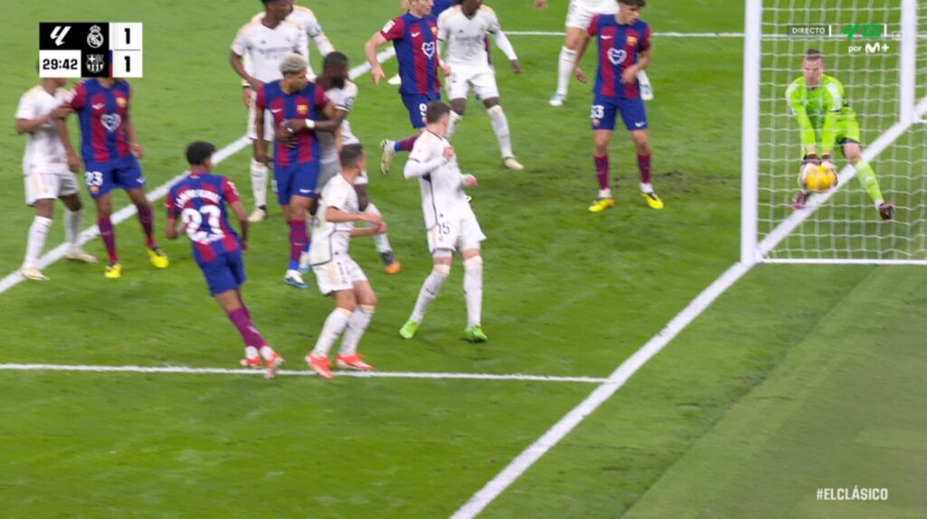 Imagen del gol fantasma del FC Barcelona.