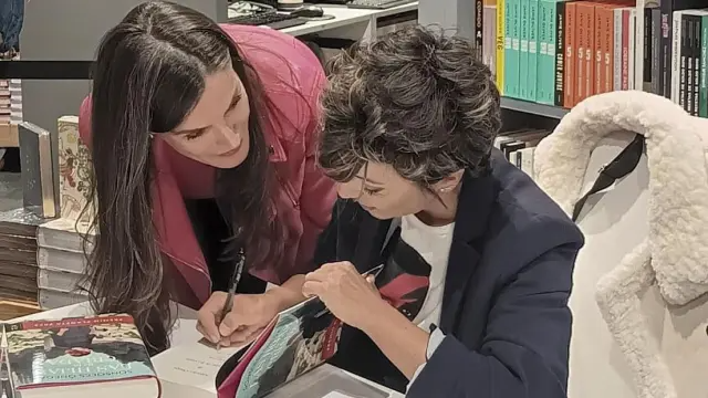 Sorpresa mayuscula para todos los asistentes, este sabado, a la firma de discos de Sonsoles Ónega en unos centricos grandes almacenes madrileños. La reina Letizia acudio para que su amiga le firmara un ejemplar de su libro