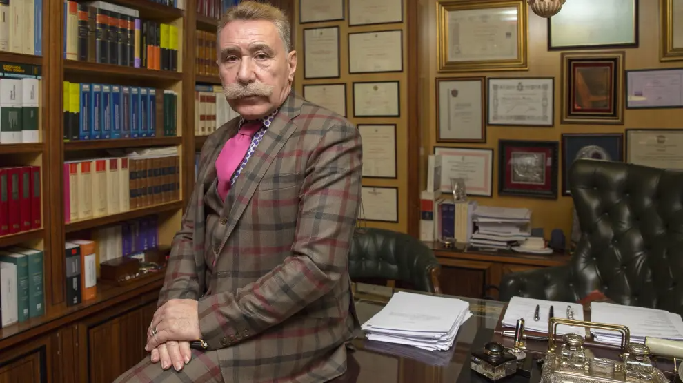 Con el afamado letrado Marcos Garcia-Montes al frente de la defensa, en colaboracion con los abogados tailandeses y el abogado de oficio, el joven de 30 años, que lleva mas de ocho meses en la carcel de Koh Samui a la espera de juicio, vivira un proceso en el que declararan mas de 50 testigos y que se alargara hasta el 3 de mayo (cuatro sesiones por semana).