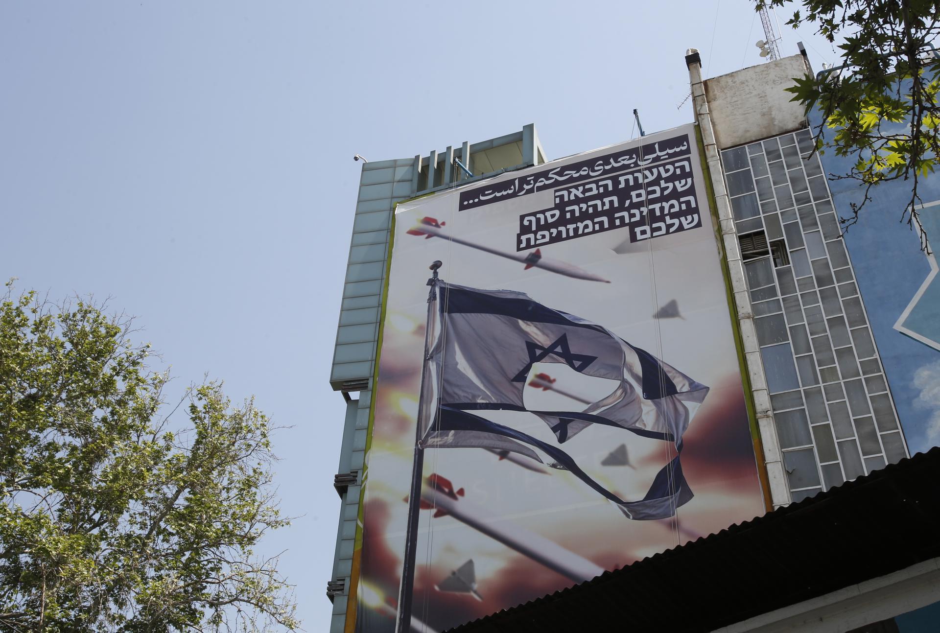 Imagen del nuevo mural en Teheran que reza en hebreo