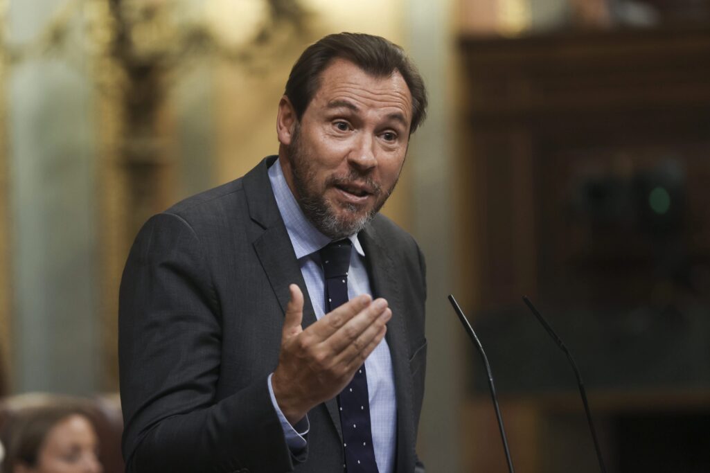 El diputado del PSOE Óscar Puente interviene en la primera sesion del debate de investidura del candidato popular Alberto Nuñez Feijoo a la Presidencia del Gobierno.