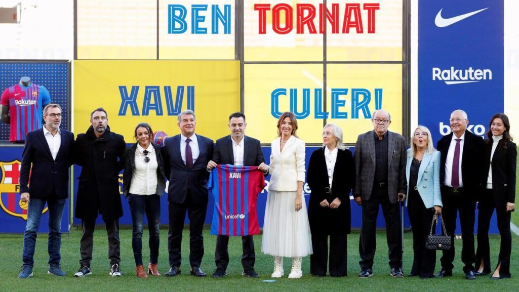 Xavi, y toda su familia, junto a Laporta en su presentacion el 8 de noviembre como nuevo entrenador del Barça.