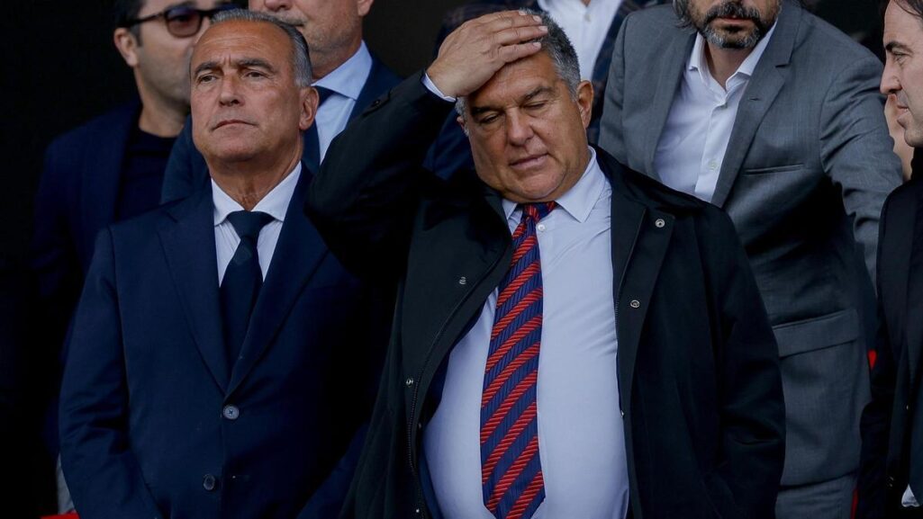 Yuste, vicepresidente deportivo del Barça, y Laporta, el presidente, en el palco de Montjuïc durante el Barça-Rayo Vallecano de la penultima jornada de la Liga.