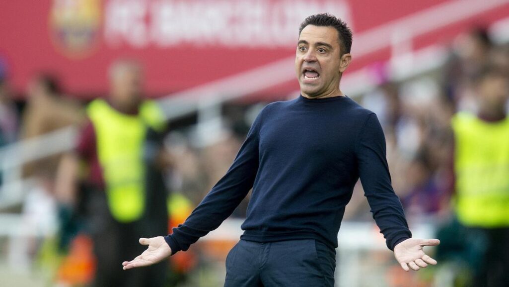 Xavi Hernandez sigue el partido desde la banda de Montjuic