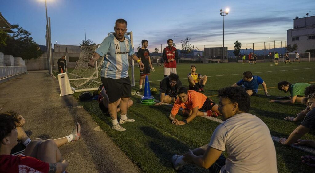 El entrenador Alan, da instrucciones a sus jugadores al acabar el entrenamiento