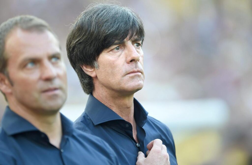 Hansi Flick y Joachim Löw, en un partido de la seleccion alemana.
