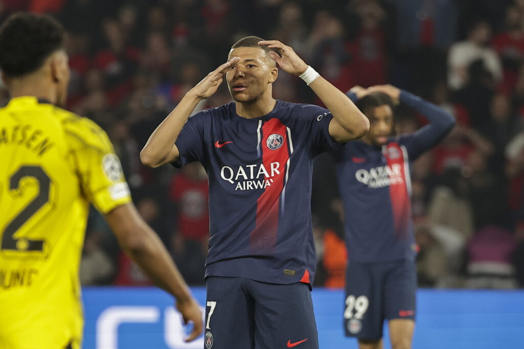 Mbappe se lamenta tras la derrota del PSG ante el Borussia Dortmund.
