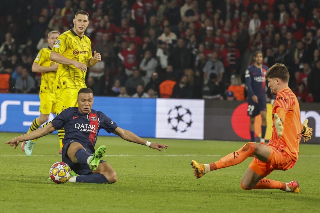 Mbappe remata un balon ante Kobel, durante el PSG - Borussia Dortmund de Champions.