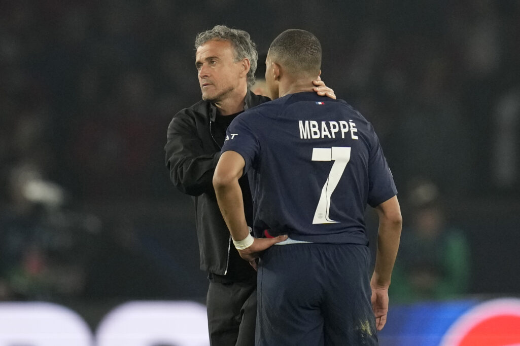 Luis Enrique y Mbappe, tras la eliminacion del PSG ante el Borussia.