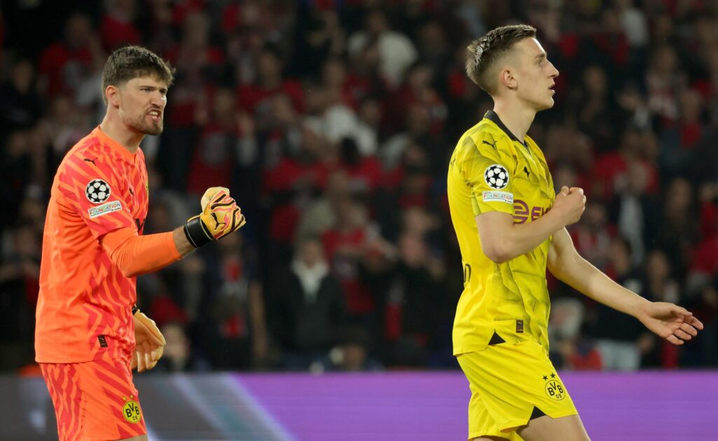 Kobel, junto a Schlotterbeck, durante el PSG - Borussia Dortmund de Champions.