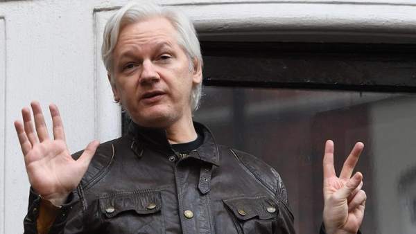El fundador de WikiLeaks, Julian Assange, en el balcon de la embajada ecuatoriana en Londres (Reino Unido), el 19 de mayo del 2017.