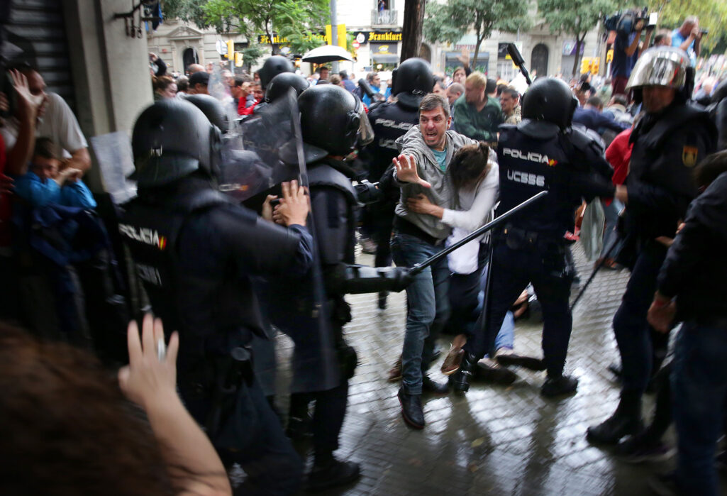 Cargas policiales de policias nacionales durante el referendum del 1-O