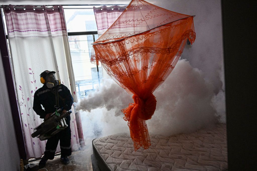 Un trabajador fumiga una casa contra el mosquito Aedes aegypti para prevenir la propagacion del dengue en un barrio de Piura, al norte de Peru, el 11 de junio de 2023.