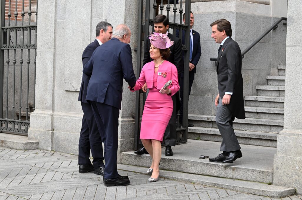 El rey emerito, Don Juan Carlos de Borbon, saluda a la madre de la novia, Beatriz Moreno y Borbon, a su llegada a la parroquia de San Francisco de Borja para asistir a la boda de Jose Luis Martinez-Almeida y Teresa Urquijo.