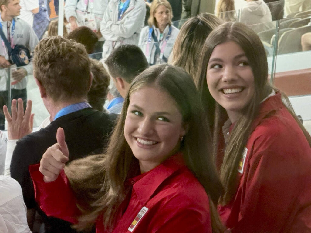La princesa Leonor y su hermana, la infanta Sofia, toman el relevo de los reyes para asistir al partido de dobles de tenis con Rafa Nadal y Carlos Alcaraz en los Juegos Olimpicos de Paris.