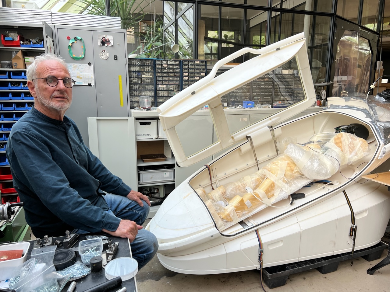 Philip Nitschke, inventor de Sarco, la maquina para el suicidio asistido.