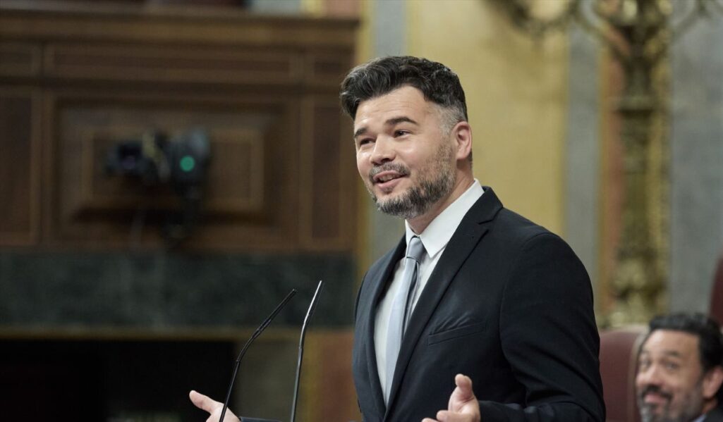 El portavoz de ERC en el Congreso, Gabriel Rufian, interviene durante una sesion de control al Gobierno, en el Congreso de los Diputados