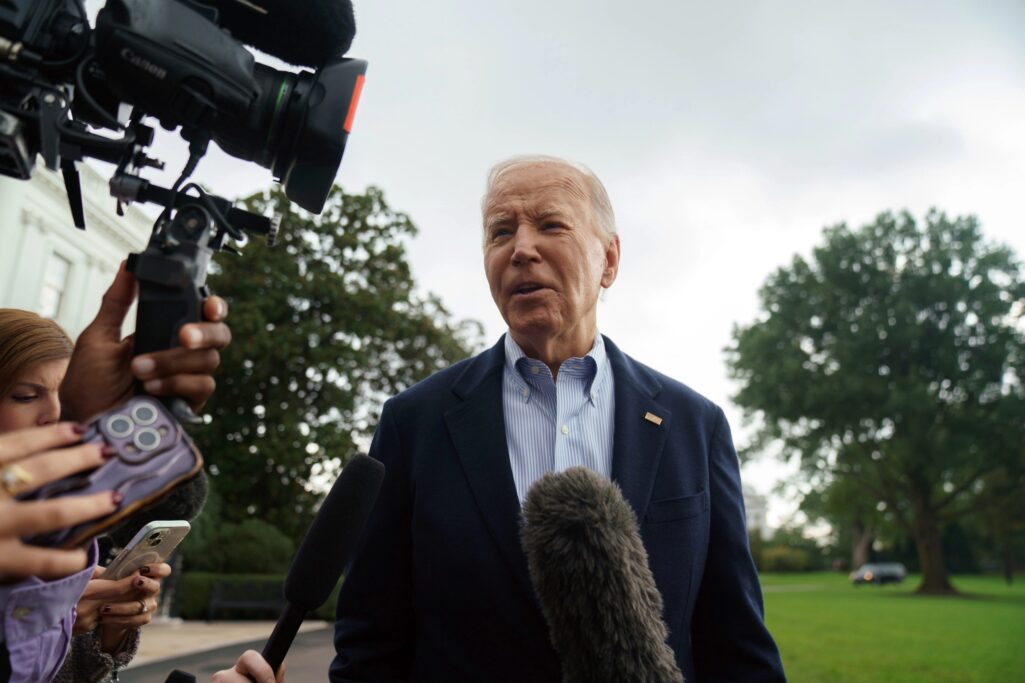 El presidente de EEUU, Joe Biden, da declaraciones a los medios este jueves antes de subir al helicoptero Maine One.