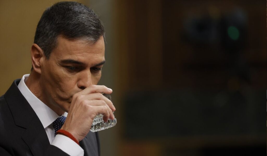 El presidente del Gobierno, Pedro Sanchez, bebe agua durante una sesion de control al Gobierno, en el Congreso de los Diputados, a 9 de octubre de 2024