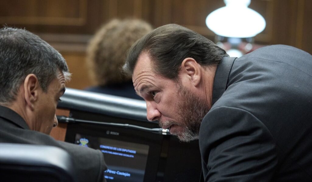 El presidente del Gobierno, Pedro Sanchez (i) y el ministro de Transportes, Óscar Puente (d),