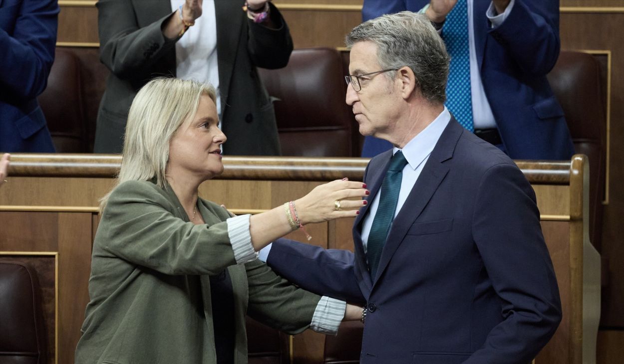 La senadora del PP, Maria del Mar Blanco y el presidente del PP, Alberto Nuñez Feijoo, se abrazan durante una sesion de control al Gobierno, en el Congreso de los Diputados, a 9 de octubre de 2024