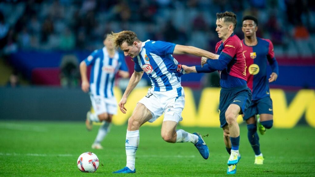 Marc Casado intenta atrapar a Kral en el Barça-Espanyol de Montjuïc.