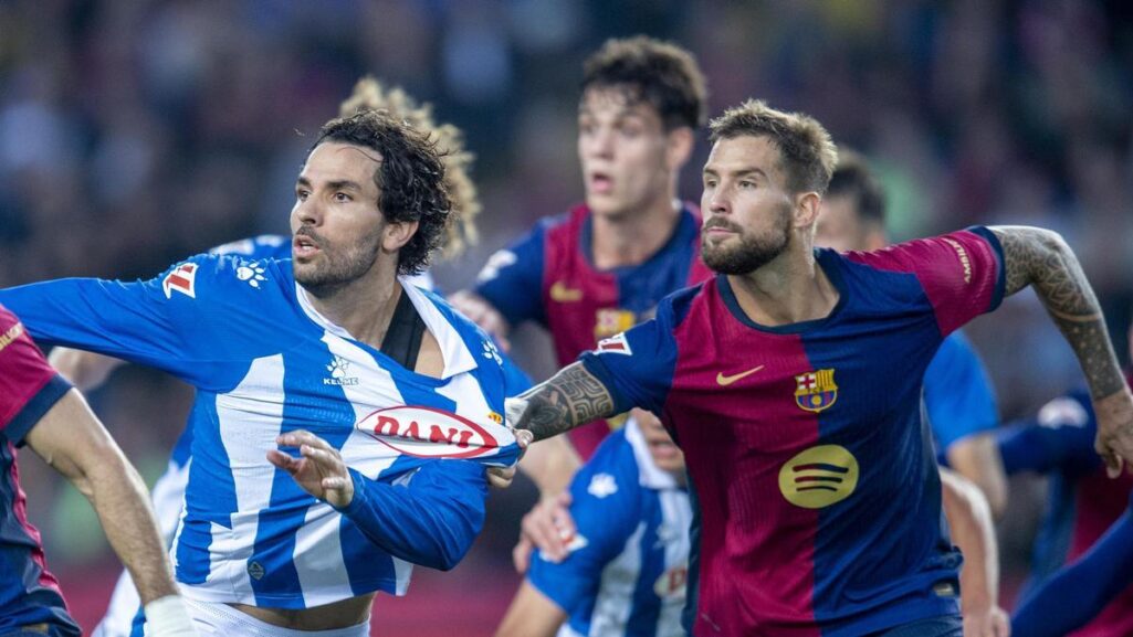 Iñigo Martinez y Cabrera pugnan por la posicion en un corner durante el derbi entre el FC Barcelona y el RCD Espanyol