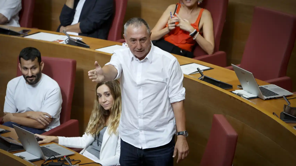 Joan Baldovi, diputado de Compromis en las Cortes Valencianas, ha protagonizado este jueves un tenso momento durante un cruce de palabras con Ana Vega Campos, la portavoz de Vox.