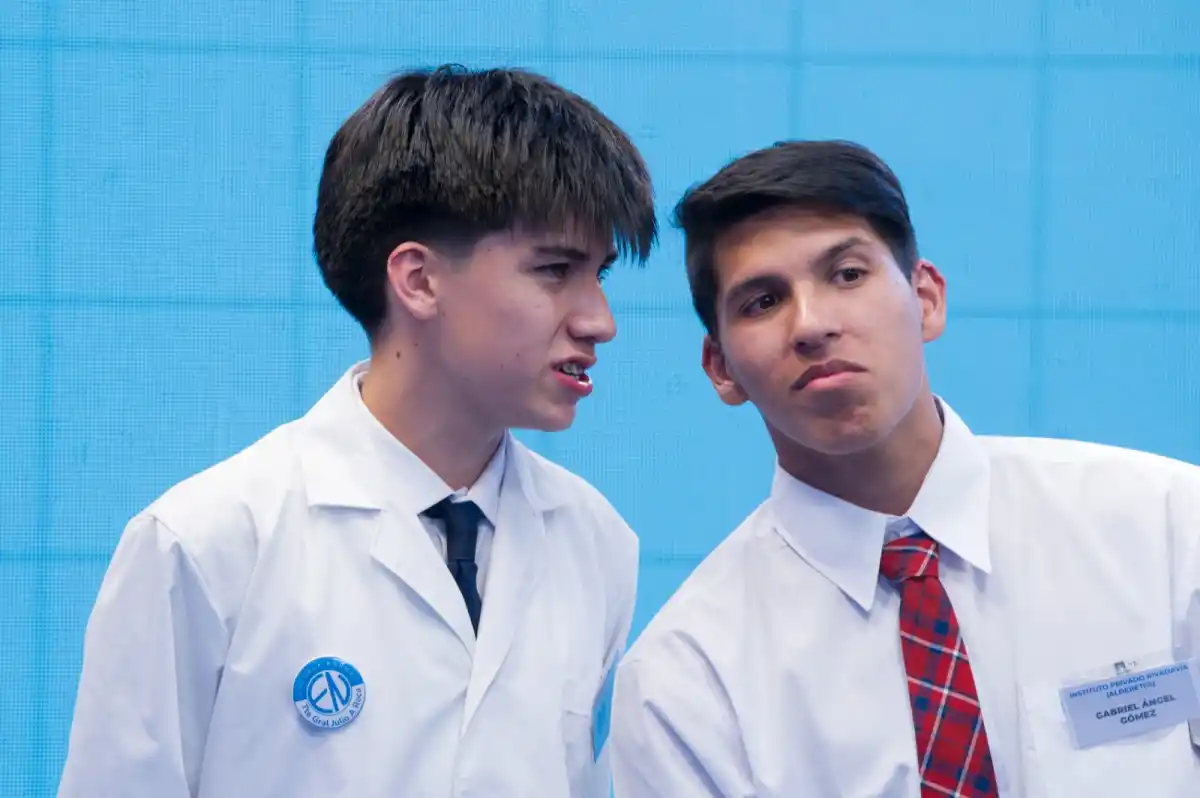 CAMARADERÍA. Dos alumnos (de la escuela Roca de Monteros y del instituto Rivadavia de Alderetes), charlan durante el concurso. este medio / FOTO DE DIEGO ARÁOZ