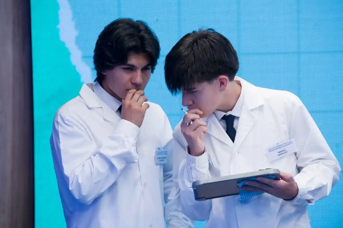 DUBITATIVOS. Miguel Lautaro y Javier Francisco Yankez, de la escuela Normal Superior Teniente Julio A. Roca (Monteros) piensan la respuesta a una pregunta. este medio / FOTO DE DIEGO ARÁOZ