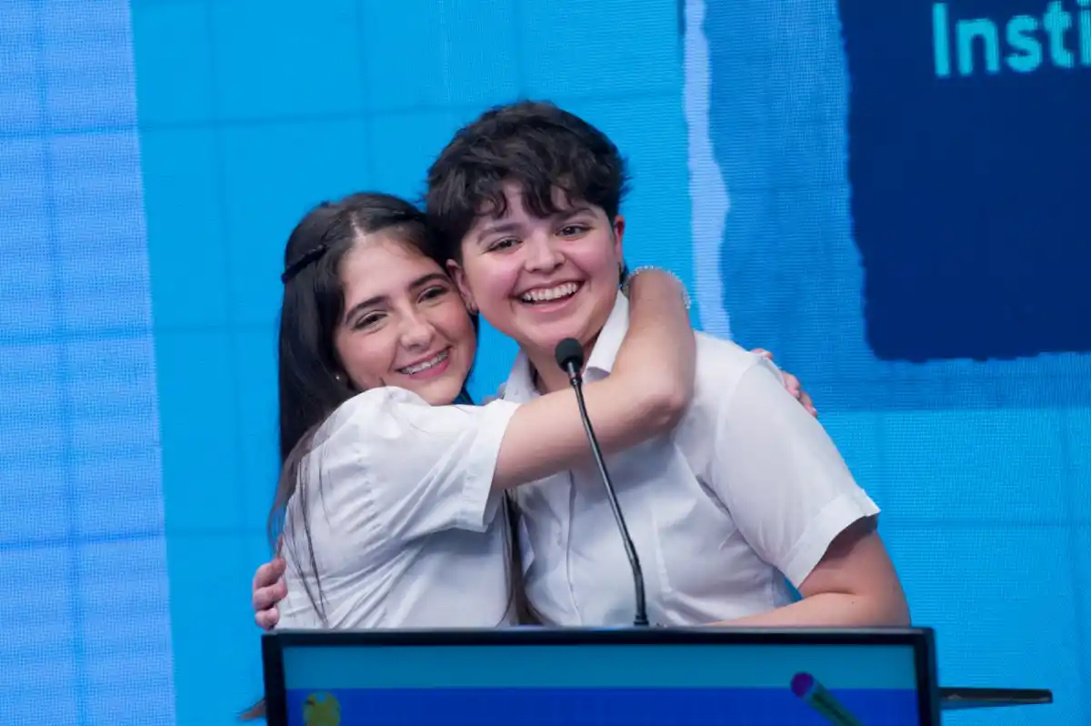 FELICES. Sophía Nanni Martínez y María Celina Bravo, del insituto Jim festejan el paso a la final del día. FOTO DE este medio / DIEGO ARÁOZ