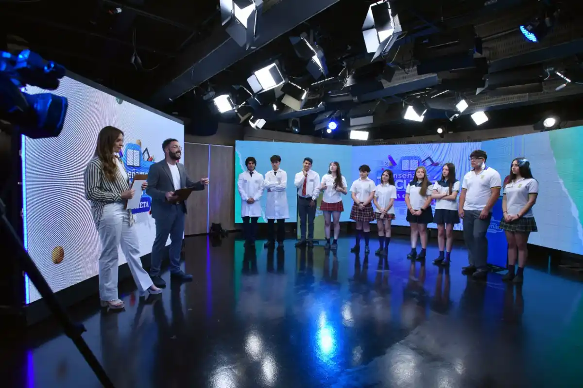 ANTES DE EMPEZAR. Carolina Servetto y los participantes en el estudio de LG Play, minutos previos al inicio del programa. este medio / FOTO DE DIEGO ARÁOZ