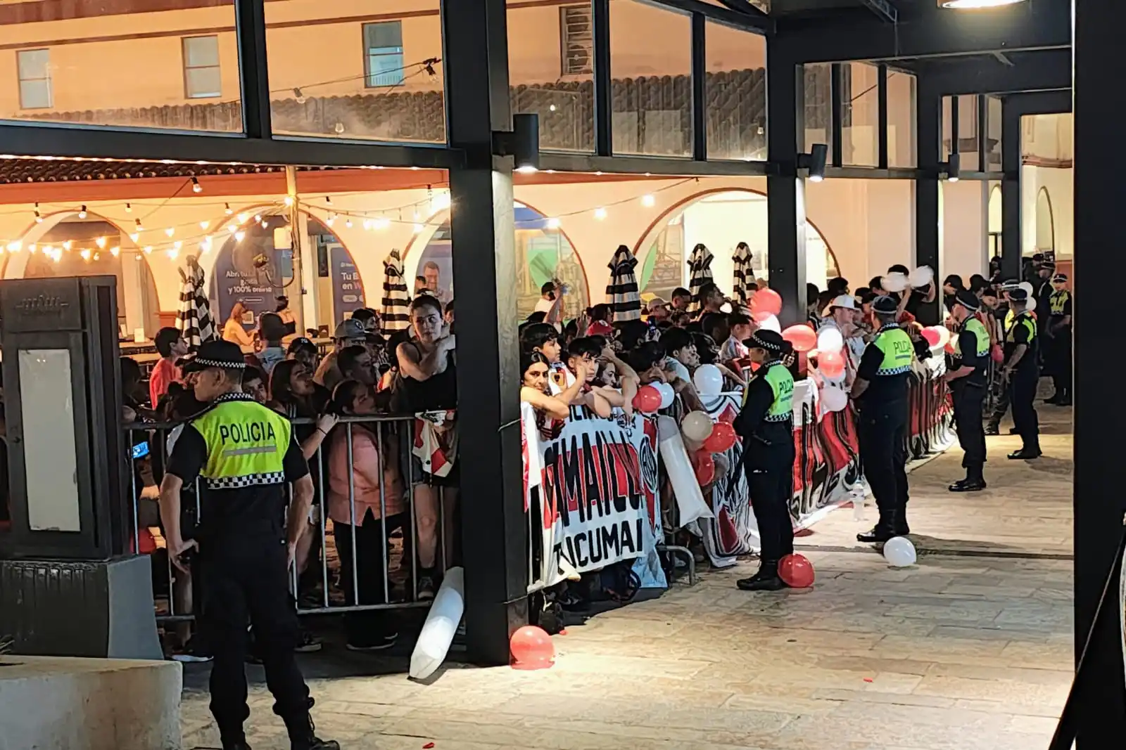 1600x1067_puerta-hotel-hilton-cientos-hinchas-millonario-esperaron-gallardo-compania-1103757-233413.webp.webp