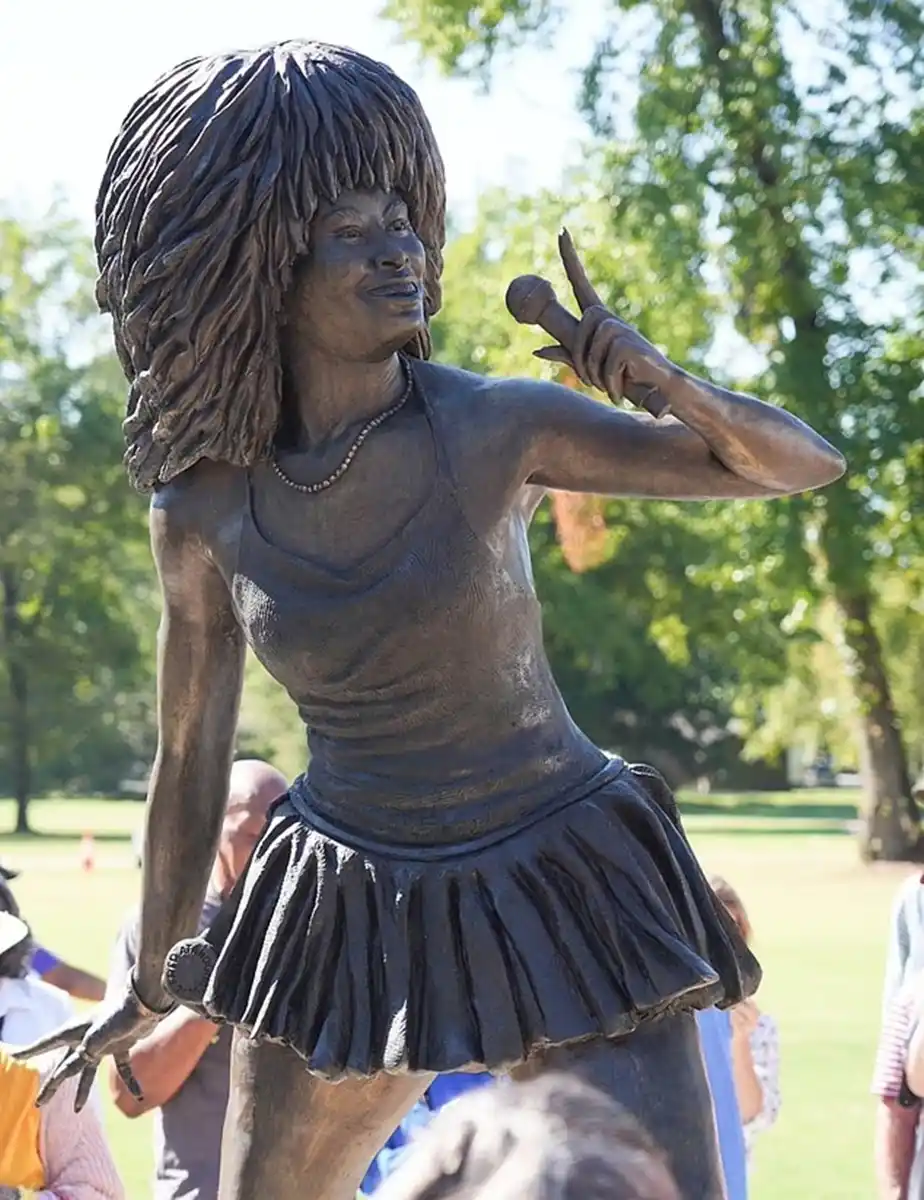 924x1200_asi-luce-polemica-estatua-tina-turner-1105971-102730.webp.webp